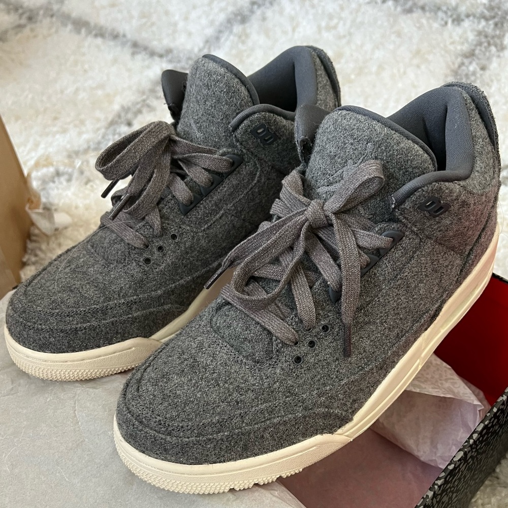 Air Jordan 3 retro wool. Size 10. Gently used. With box. Grey.